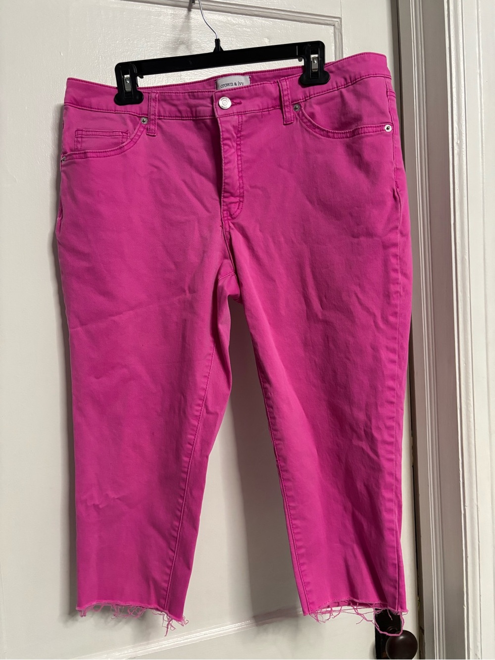 crown & ivy Bright Pink Cropped Capri Frayed-Hem Jeans